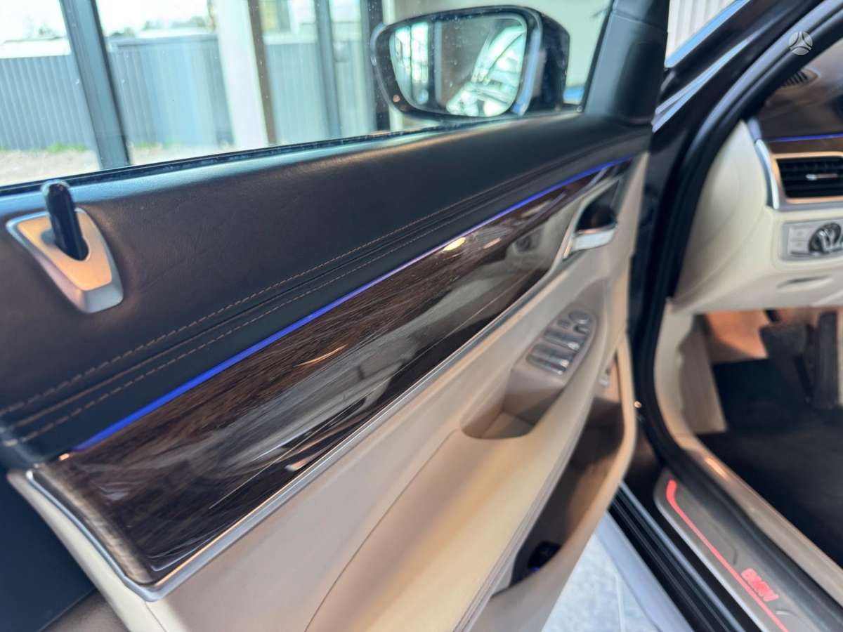 BMW 730, Лимузин