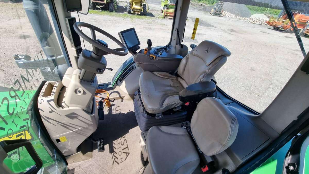 John Deere 8320 R, tractors