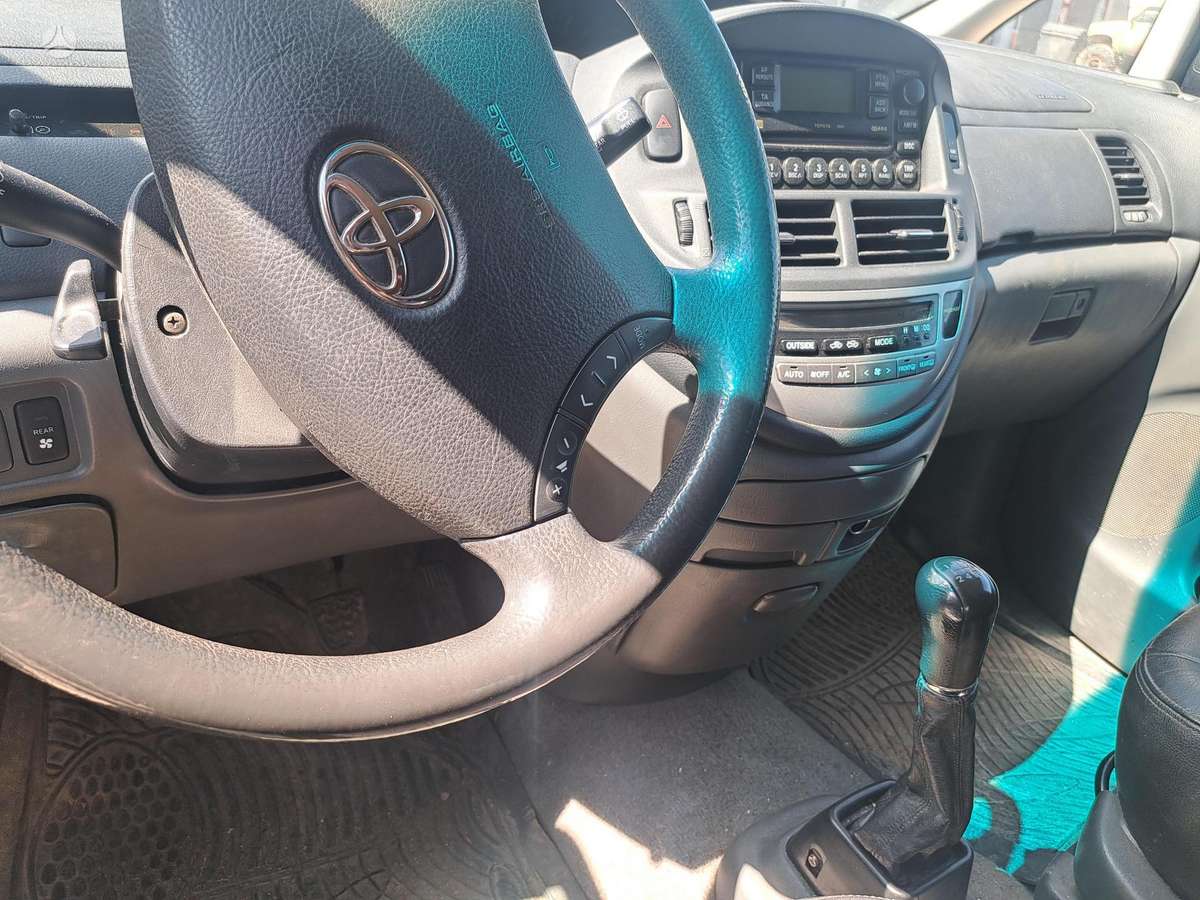 Toyota Previa - 3