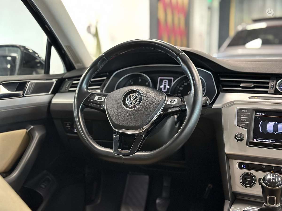 Volkswagen Passat - 4