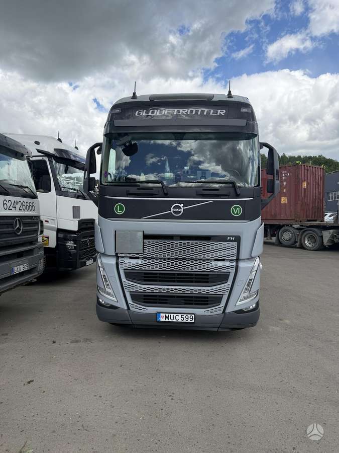 Volvo FH, double sleeper