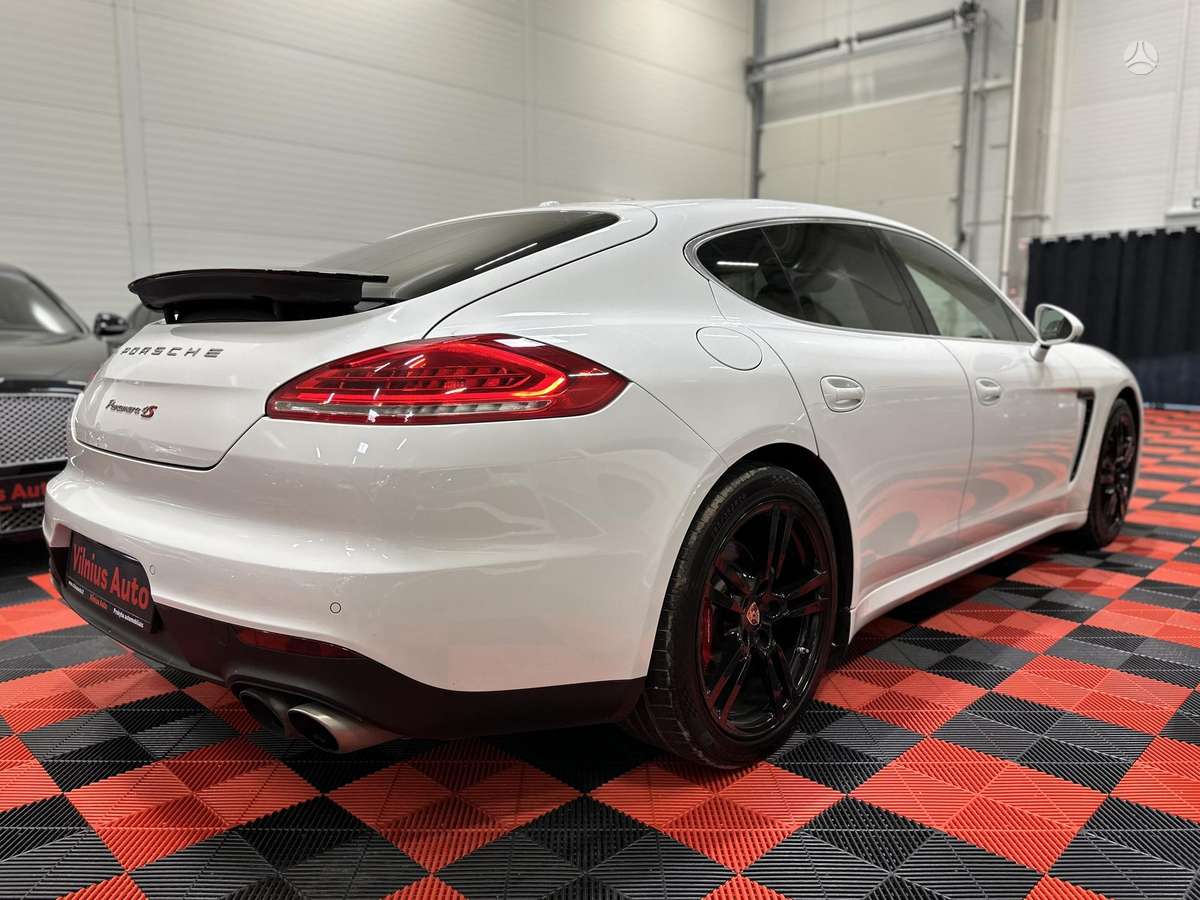 Porsche Panamera - 4