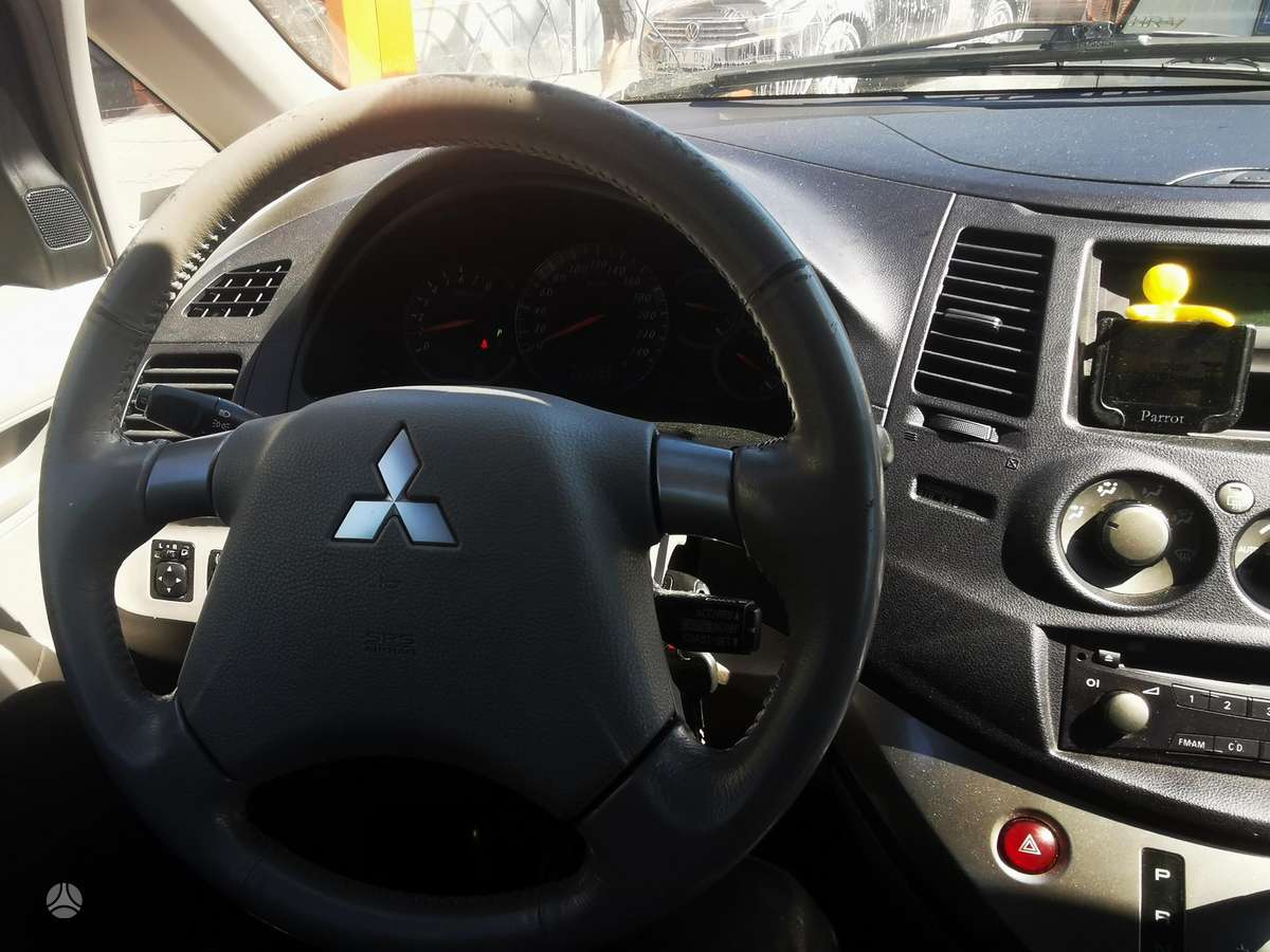 Mitsubishi Grandis, 2.4 l., Минивэн