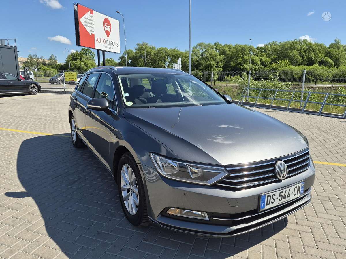 Volkswagen Passat - 1