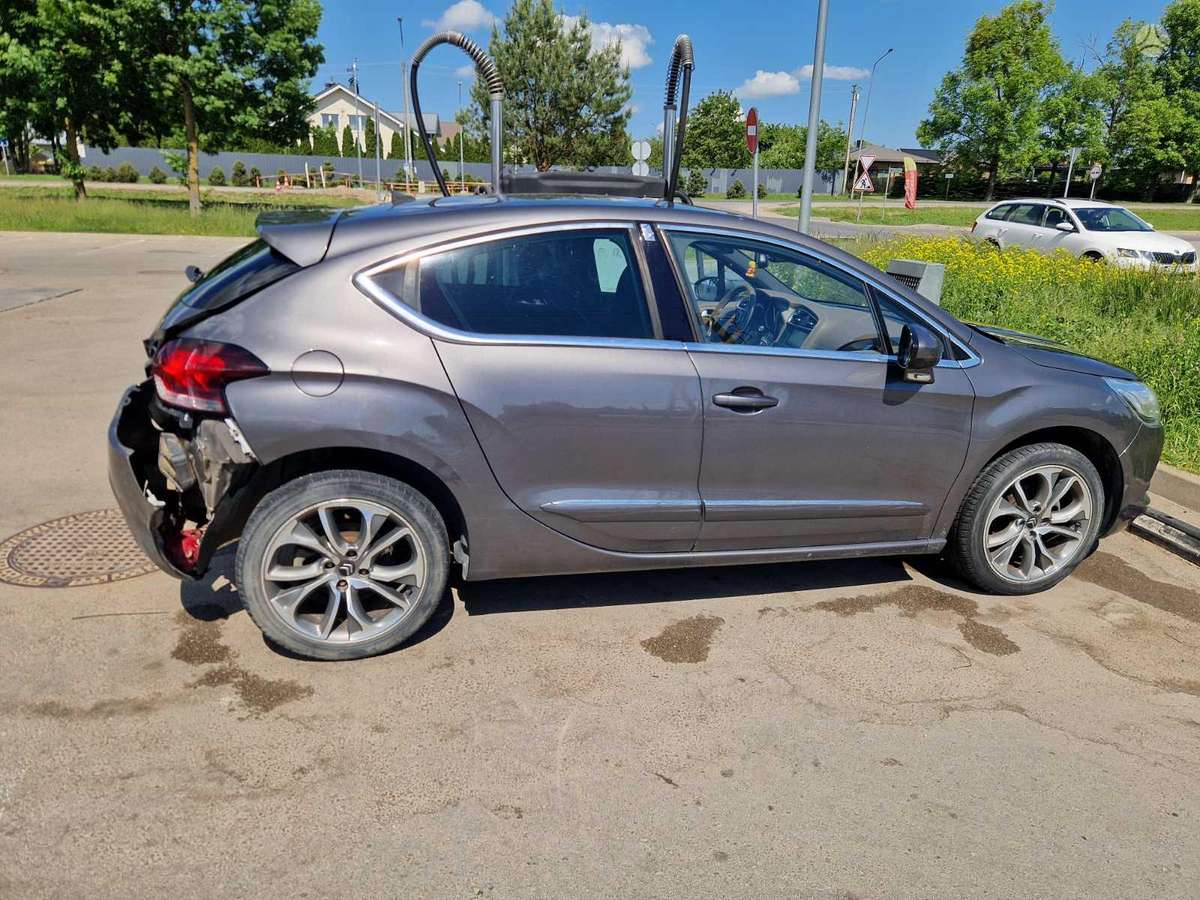 Citroen DS4, 1.2 l., hatchback