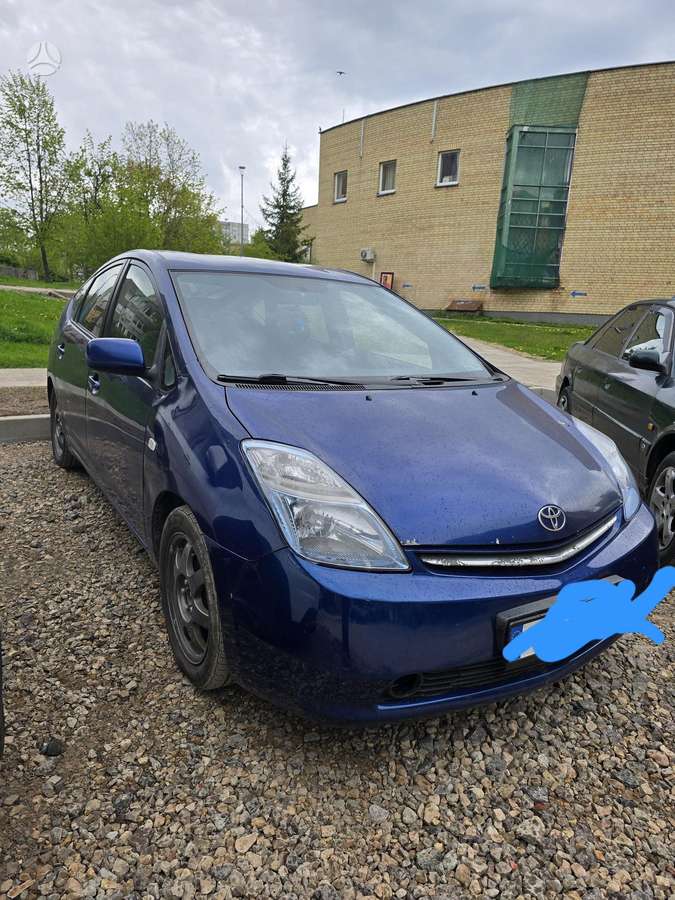 Toyota Prius, Седан