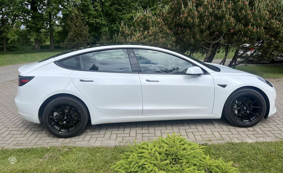 Tesla Model 3, hatchback