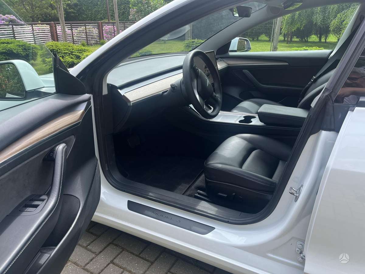Tesla Model 3, hatchback