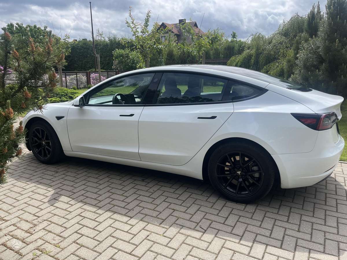 Tesla Model 3, hatchback