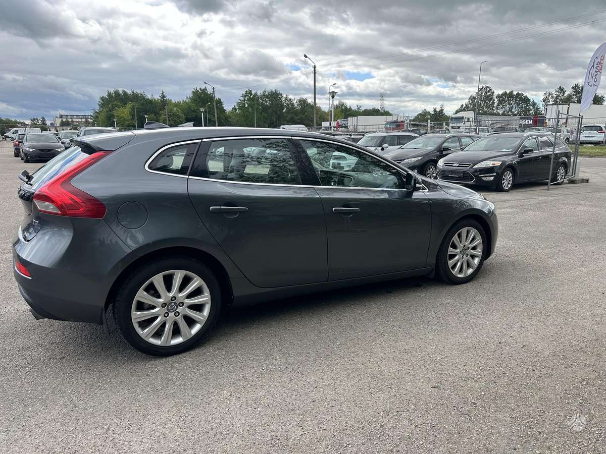Volvo V40, 1.6 l., hatchback