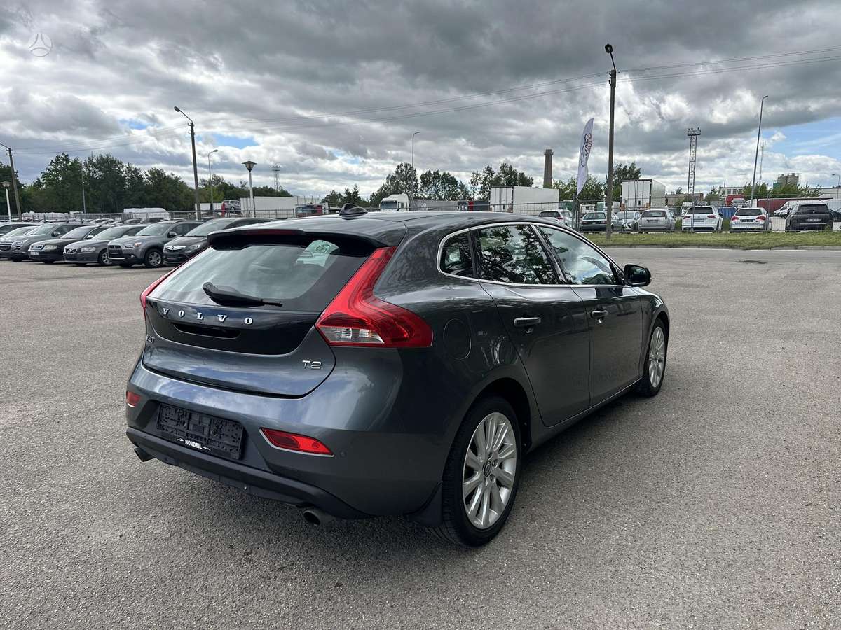 Volvo V40, 1.6 l., hatchback