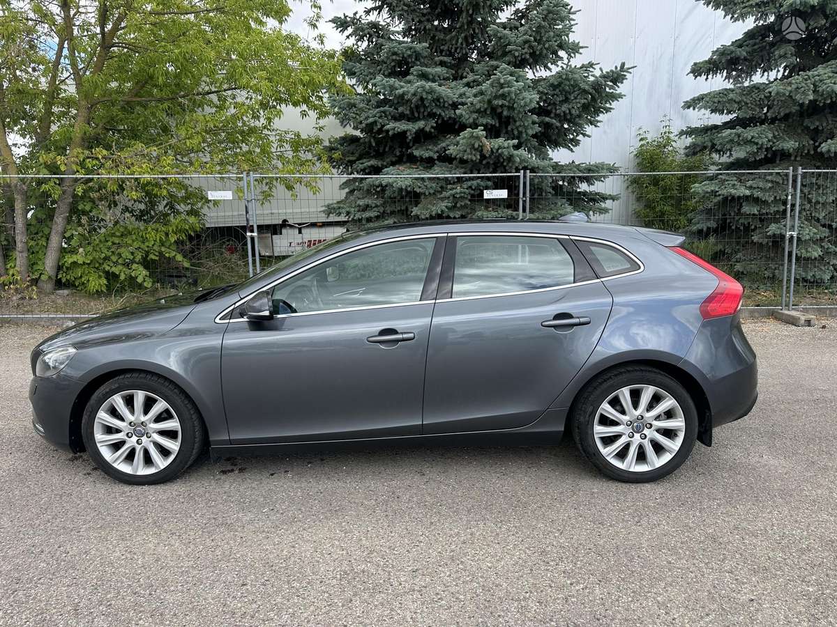 Volvo V40, 1.6 l., hatchback