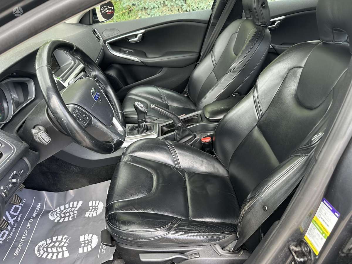Volvo V40, 1.6 l., hatchback