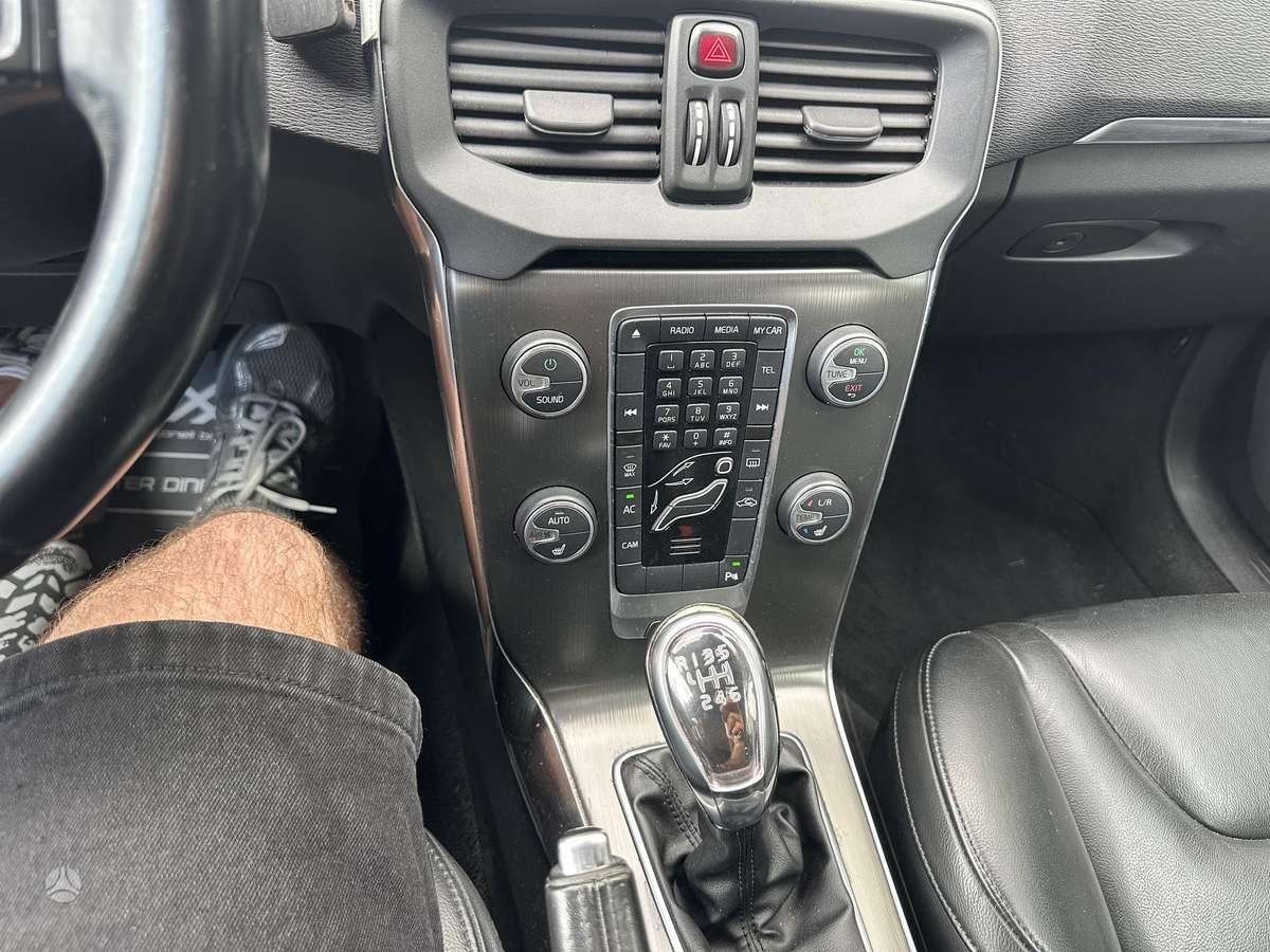 Volvo V40, 1.6 l., hatchback