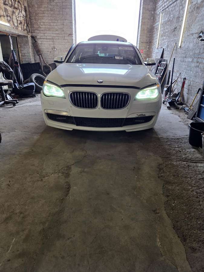 BMW 750 Dalis siunčiame