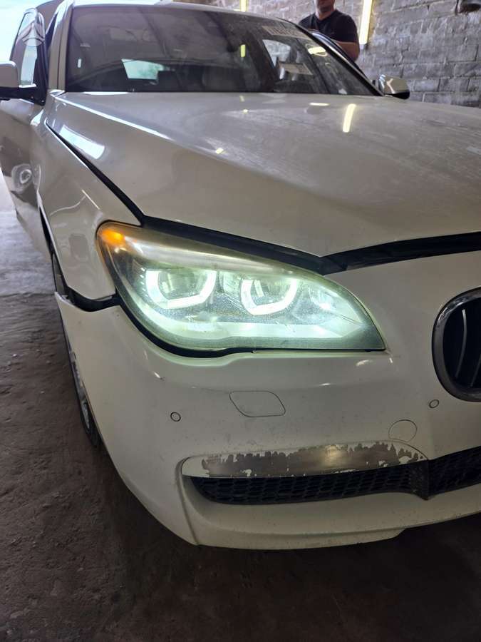 BMW 750 Dalis siunčiame