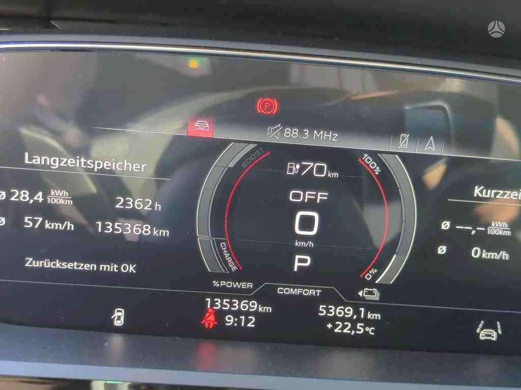 Audi e-tron S, off-road / crossover