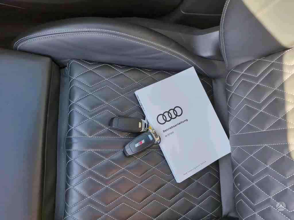Audi e-tron S, off-road / crossover
