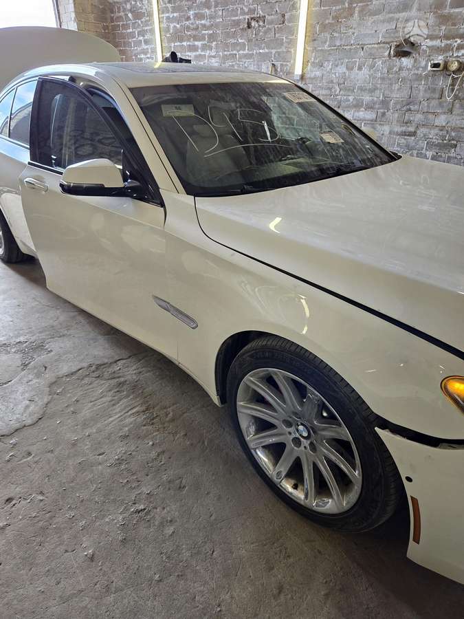 BMW 750 Dalis siunčiame