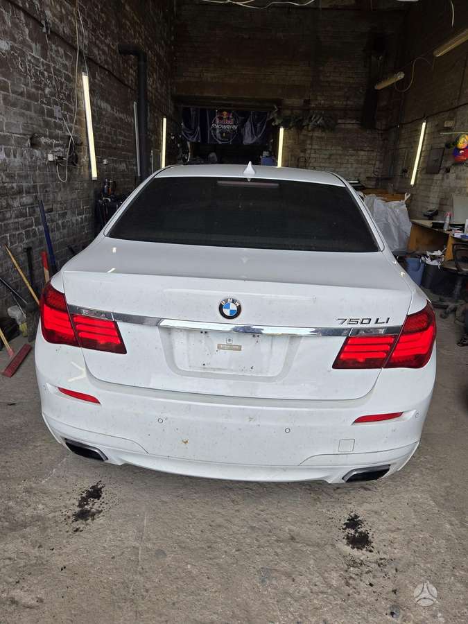 BMW 750 Dalis siunčiame