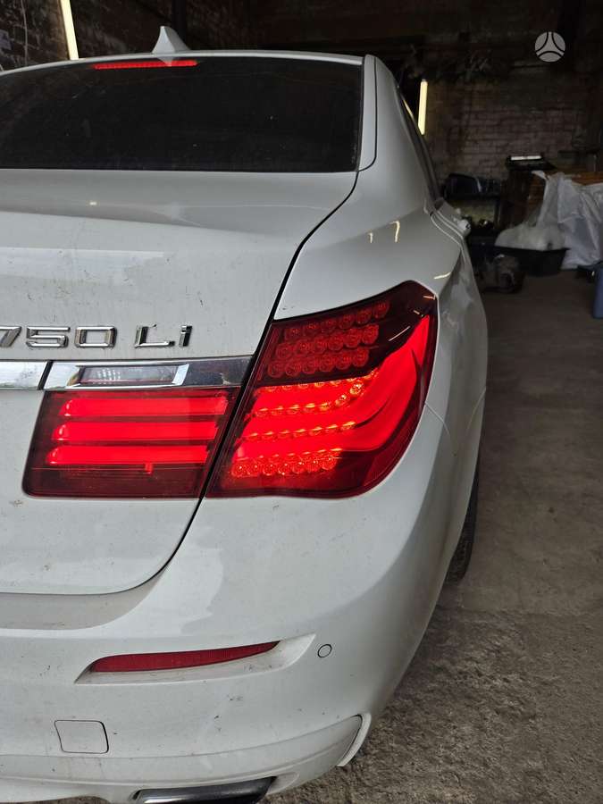 BMW 750 Dalis siunčiame