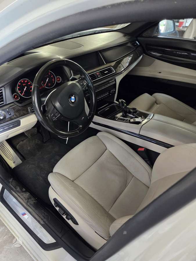BMW 750 Dalis siunčiame