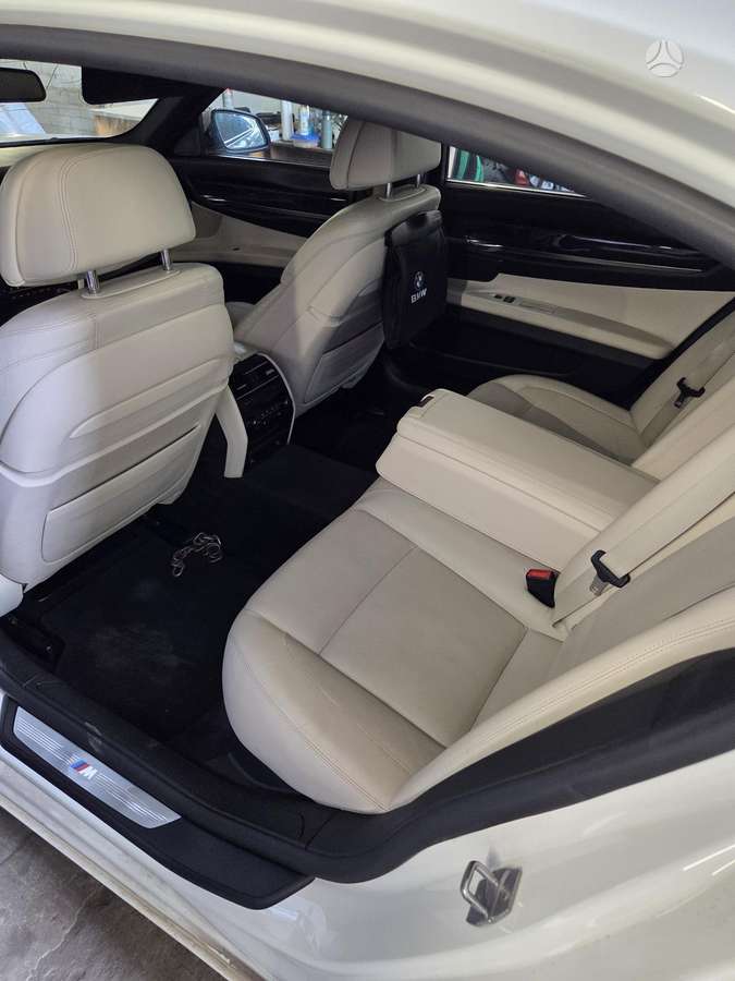 BMW 750 Dalis siunčiame