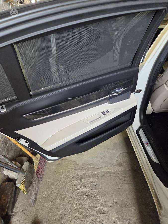BMW 750 Dalis siunčiame