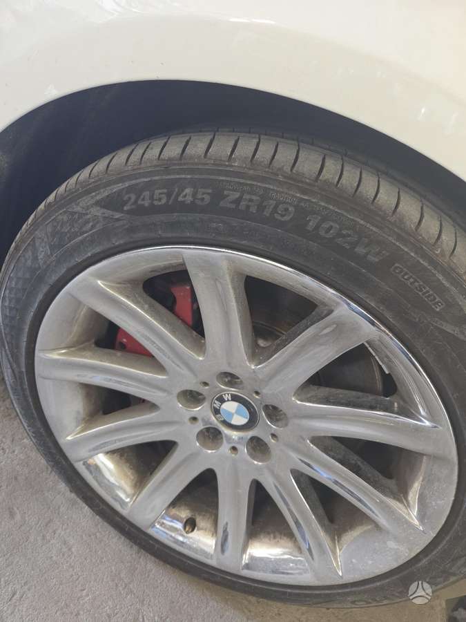 BMW 750 Dalis siunčiame