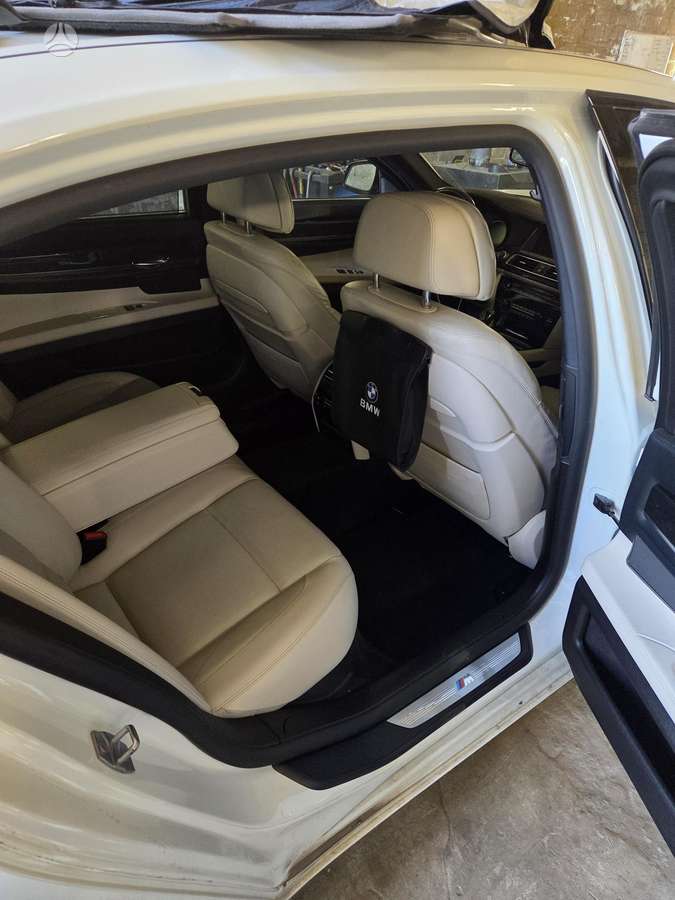 BMW 750 Dalis siunčiame