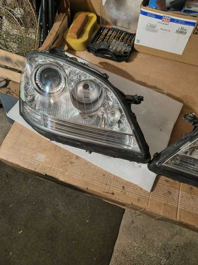 Mercedes-Benz 320 lights