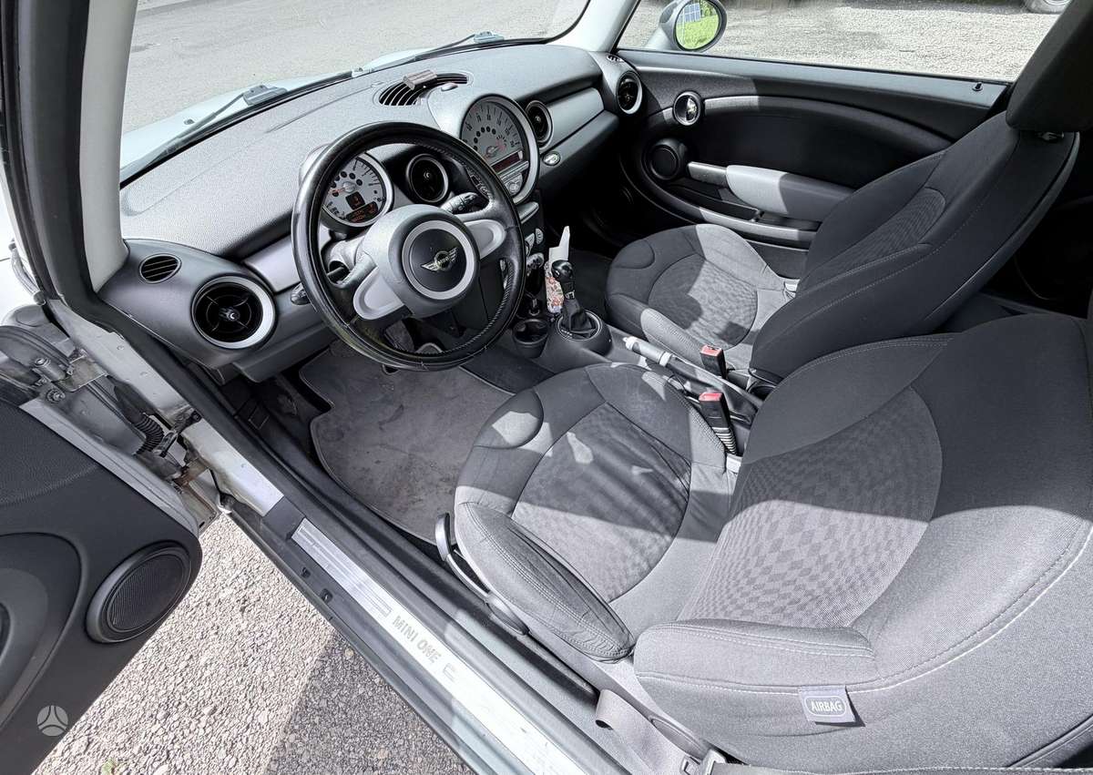 Mini Cooper, 1.6 l., hatchback