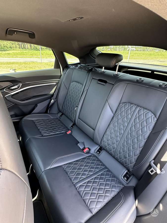 Audi e-tron, off-road / crossover