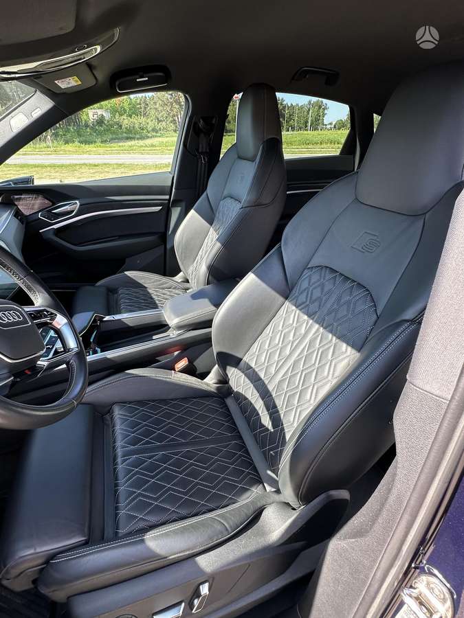Audi e-tron, off-road / crossover