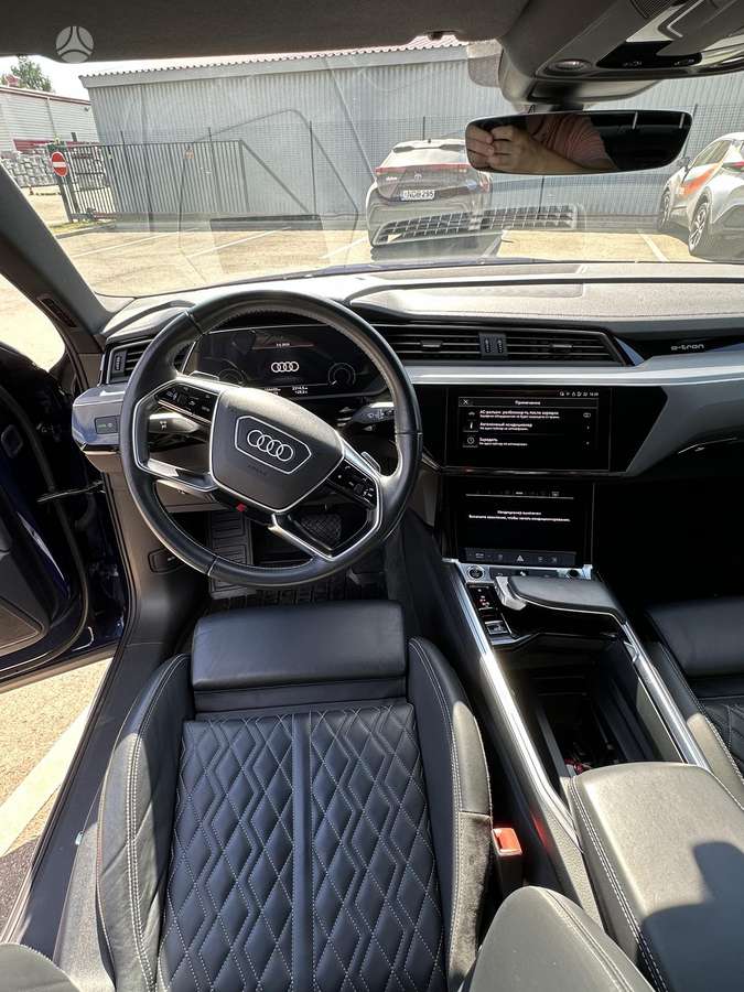 Audi e-tron, off-road / crossover