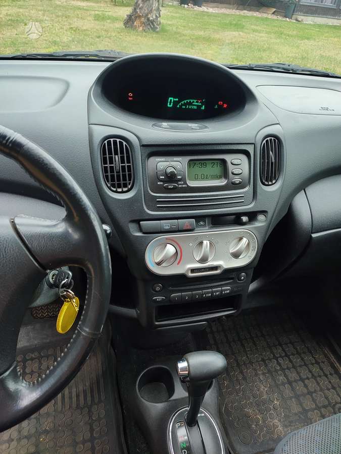 Toyota Yaris Verso - 2