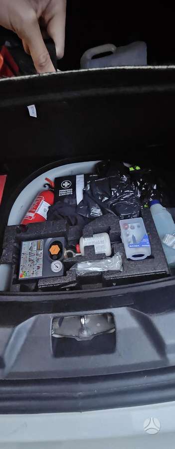 Volvo V40, 1.6 l., hatchback