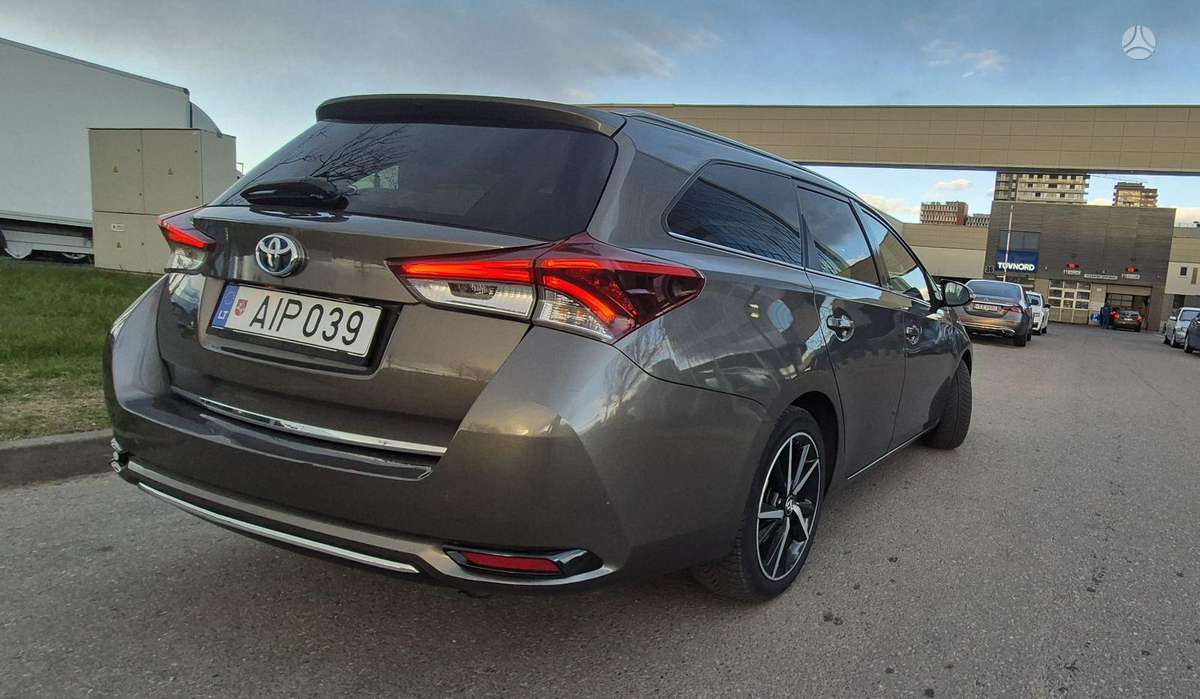 Toyota Auris, universalas