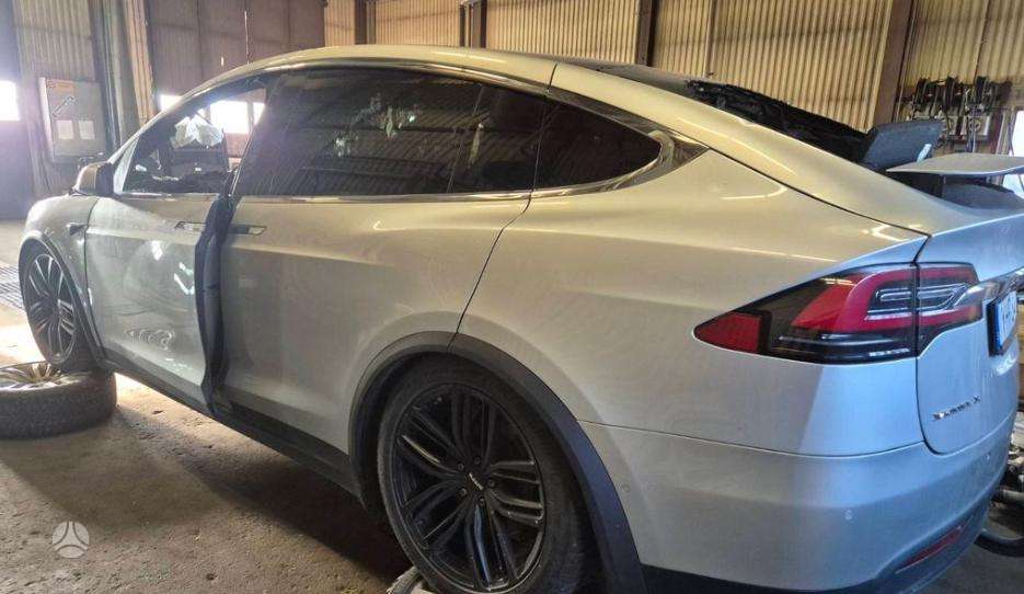 Tesla Model X по частям