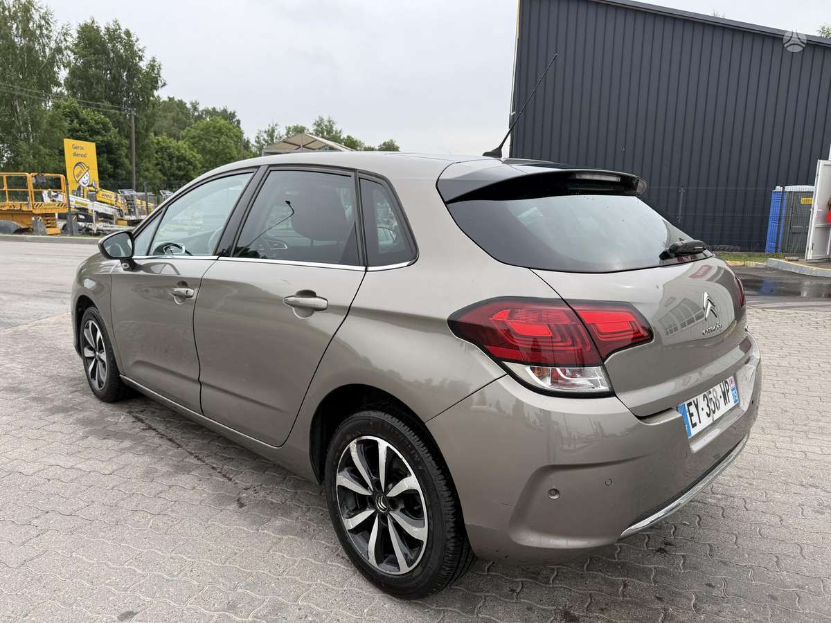 Citroen C4, 1.2 l., hatchback