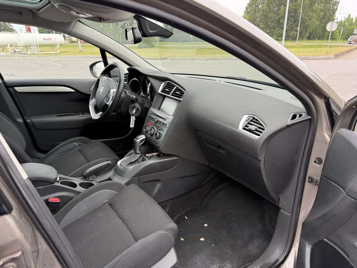 Citroen C4, 1.2 l., hatchback