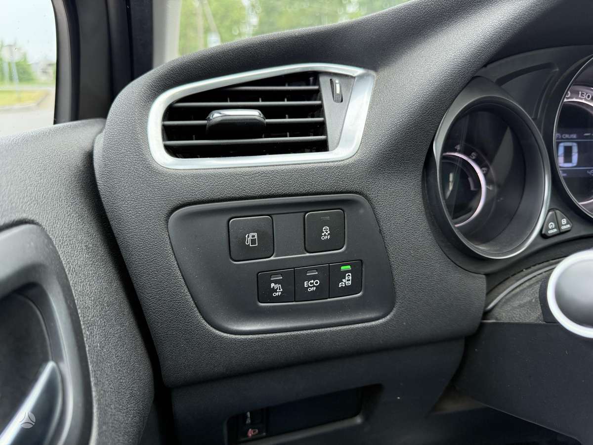 Citroen C4, 1.2 l., hatchback