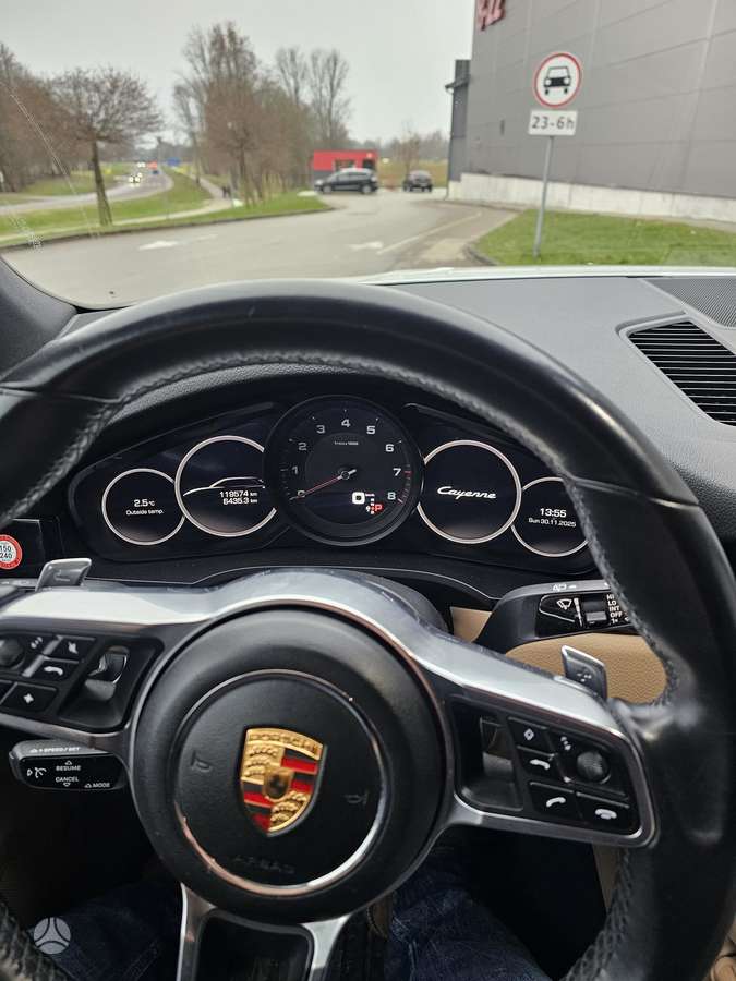 Porsche Cayenne - 4