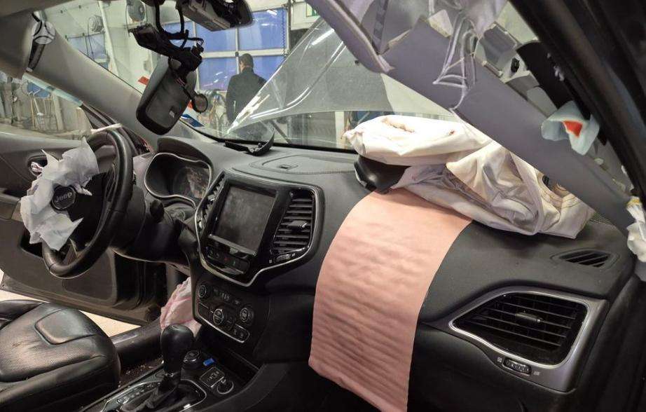 Jeep Cherokee rezerves daļās. Didelis pasirinkimas naudotų lengvųjų automobilių