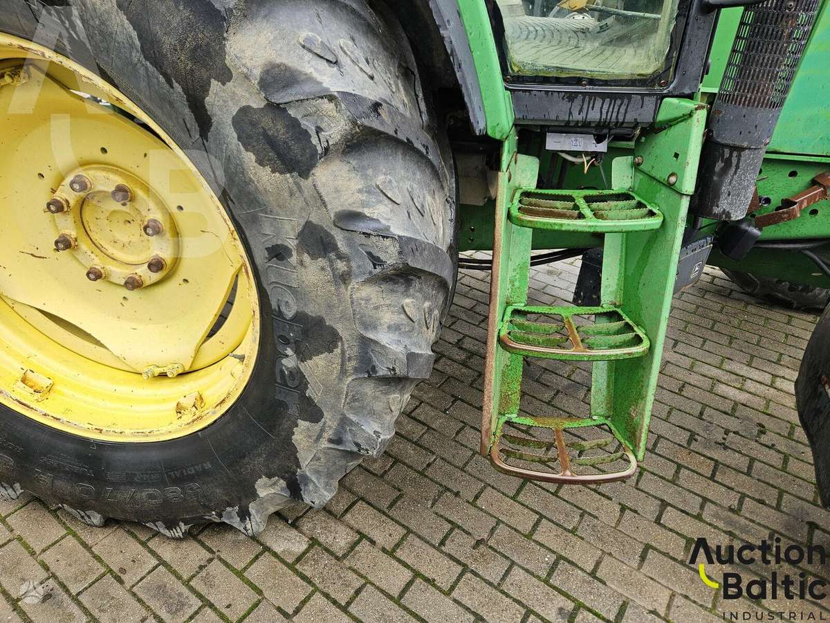 John Deere 6810, traktoriai
