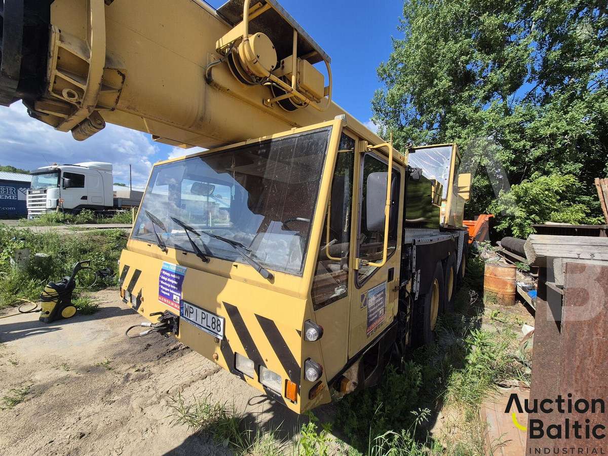 Demag AC 155, crane