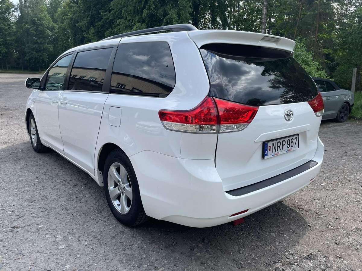 Toyota Sienna - 6