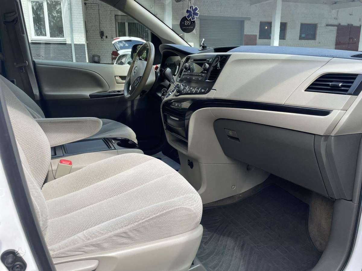 Toyota Sienna - 12