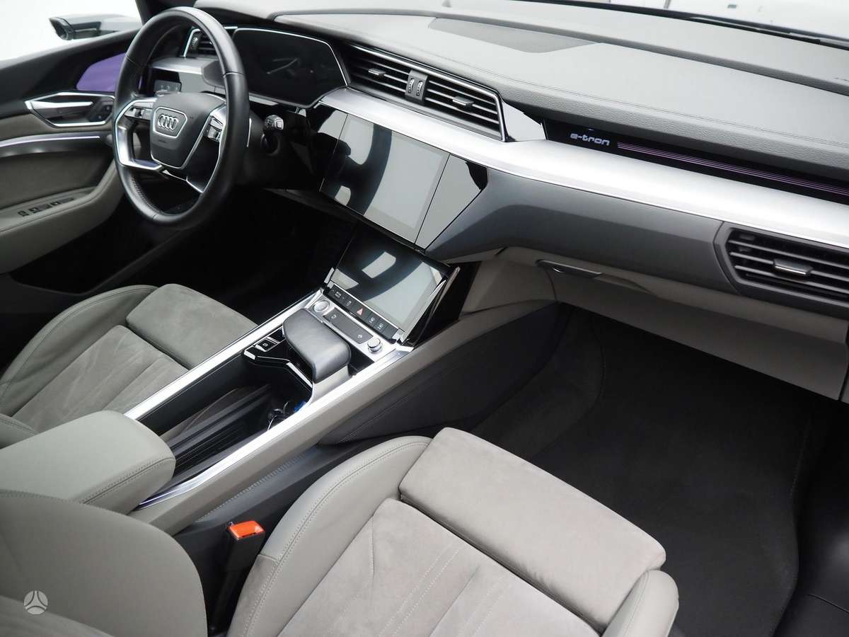 Audi e-tron, off-road / crossover