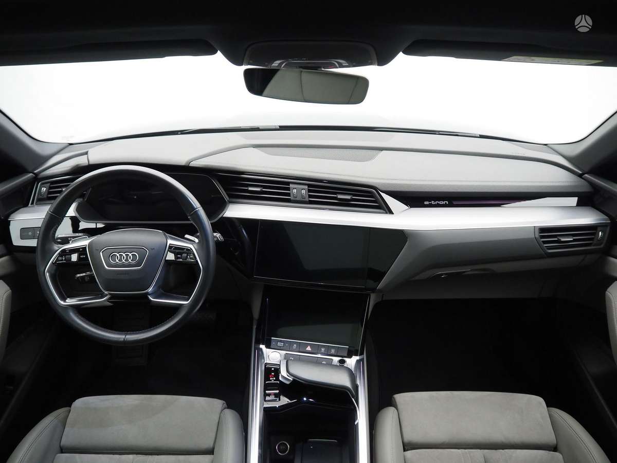Audi e-tron, off-road / crossover